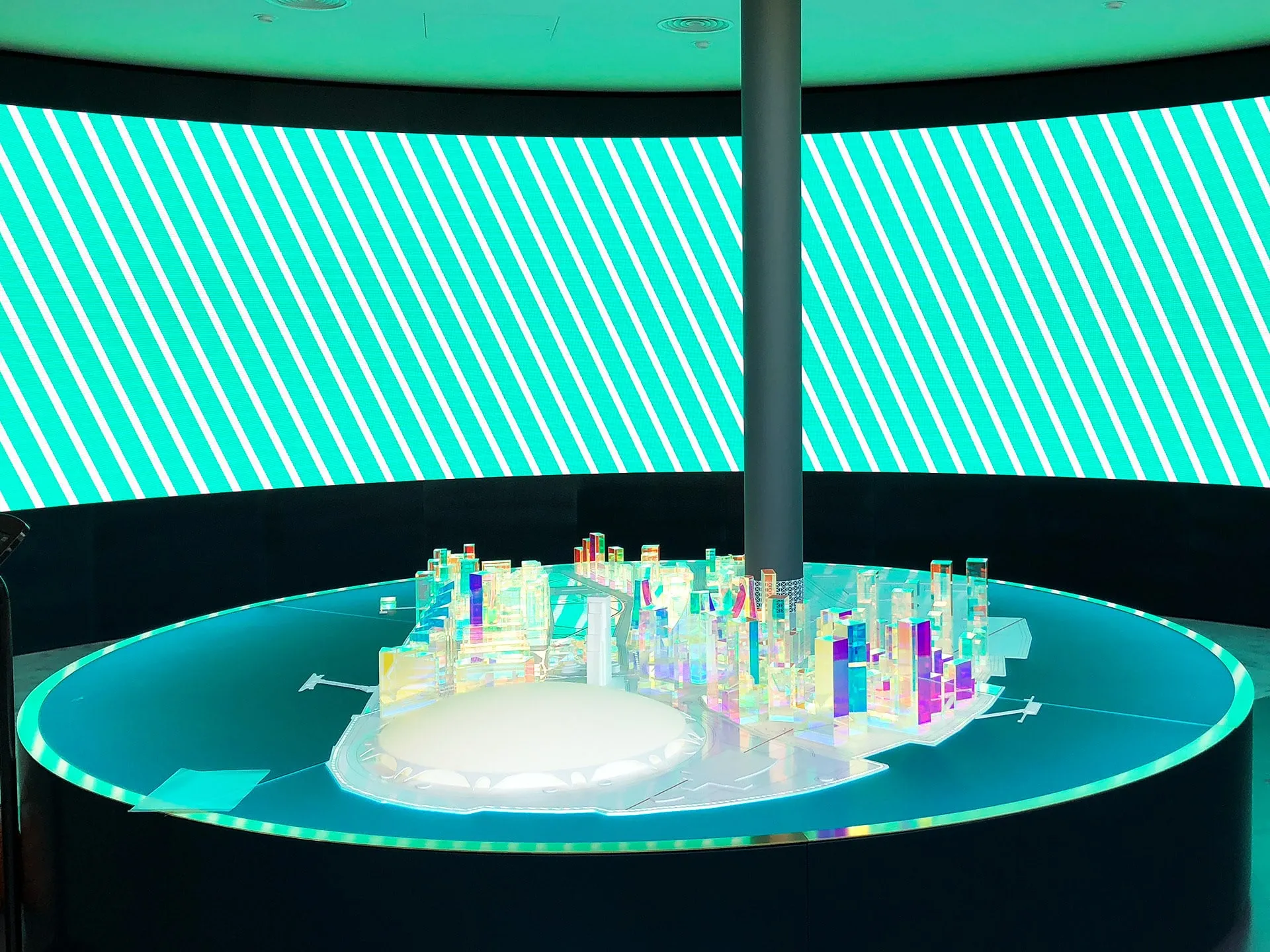 The glowing physical model of the peninsula on a circular table, surrounded by projection