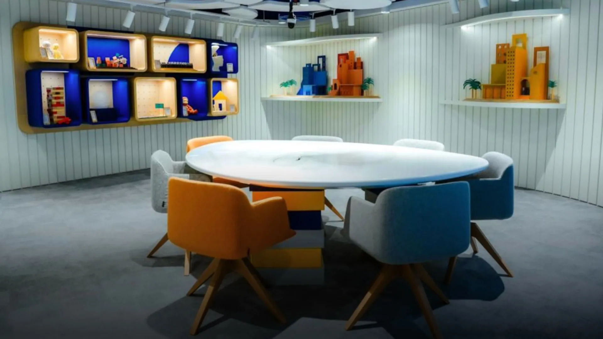 The experience room with its round table and illuminated shelves